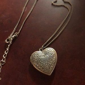 ANTIQUE heart locket ✨